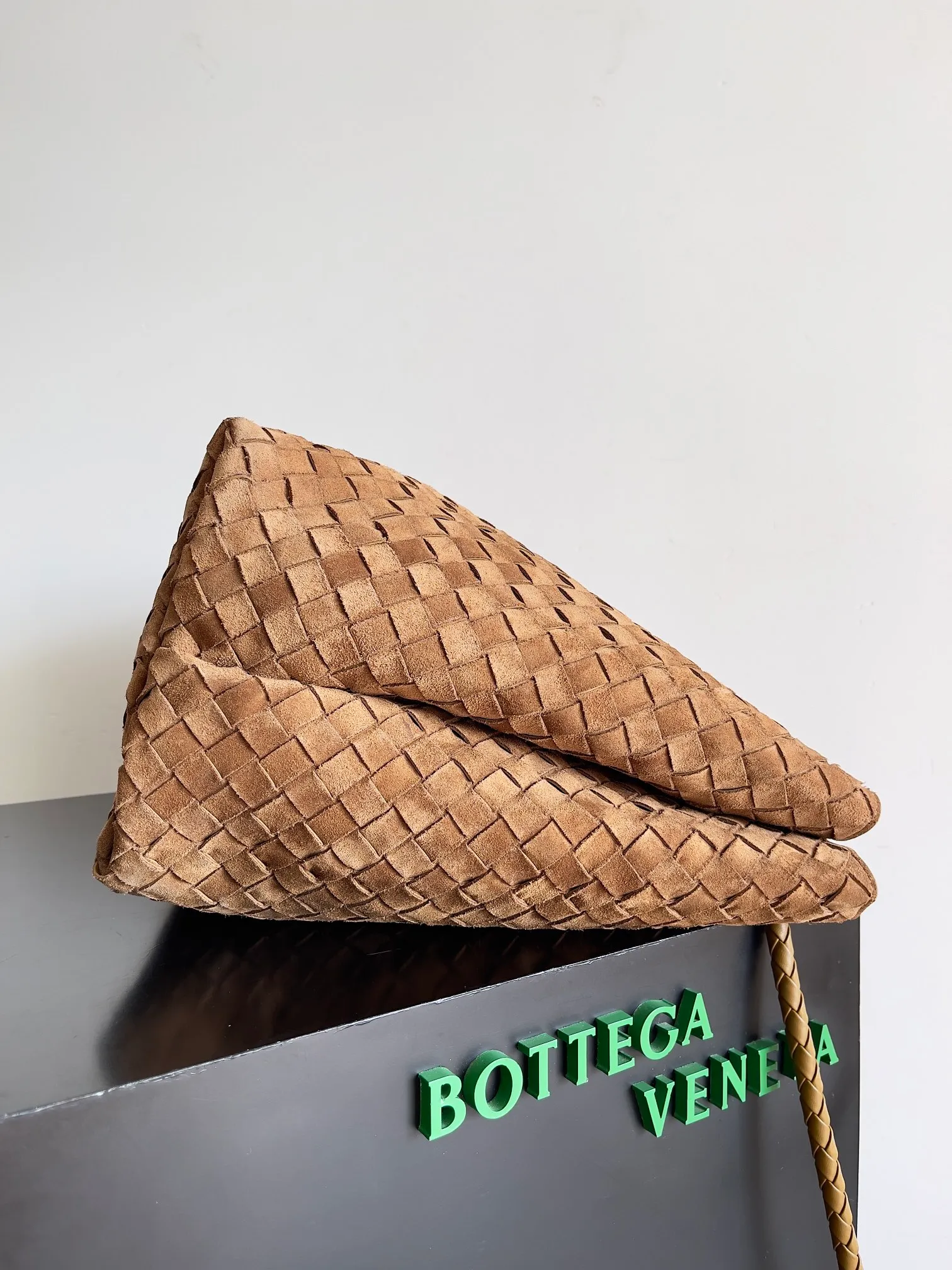 Batch 3760 Recently, the same style of bag that celebrities love is both high-end and practical. Michelle Yeoh, Kim Namjoon, Jing Boran, Tong Liya, Sun Qian, Wu Qianyu, Du Juan, Ma Yili and Bai Baihe are all carrying Bottega Veneta summer series Andiamo handbags. Andiamo has a simple structure and rounded lines. The whole piece is made of Nappa leather. It is comfortable, soft and dynamic. It adds interest to daily life and can be easily matched with various styles. Andiamo handbags are available in three sizes: small, medium and large. There are many colors to choose from, which can meet different needs. You can really carry it whether it is daily or attending events. Style number: 743575 Size: 45*22*34 including handle height 44cm